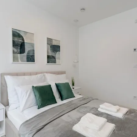Chloe's Luxury & Ev Charger & Free Private Parking Apartment