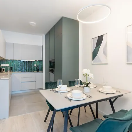 Chloe's Luxury & Ev Charger & Free Private Parking Apartment