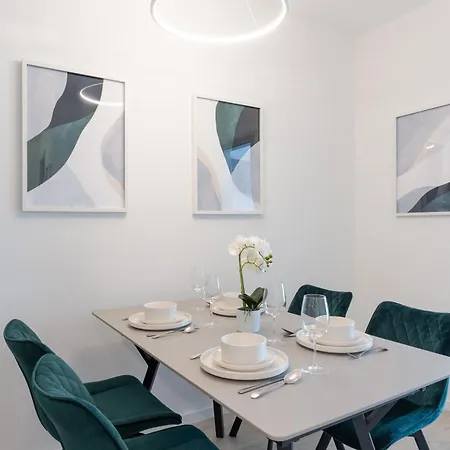 Chloe's Luxury & Ev Charger & Free Private Parking Apartment Budapest